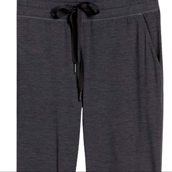 Amazon Essentials Brushed Tech Stretch Jogger Pant - Picture 4 of 12